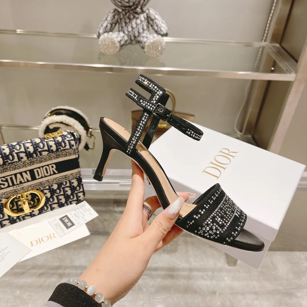 👟👟Ex-factory price 560👟👟 Original mold opening, 1:1 reproduction, using original Italian last, authenticity is as high as 99%, purchasing agent level, original order quality. The Dway heeled sandals reinterpret Dior's iconic piece for an elegant look. Crafted from cotton, it's embroidered with metallic threads and embellished with gold crystals, while the delicate band on the upper highlights the embroidered "CHRISTIAN DIOR" signature. The style is refined and enhanced with a 6.5cm heel, making it the ideal piece to pair with formal looks. ✅The upper is decorated with "CHRISTIAN DIOR" logo embroidery ✅Adjustable ankle straps with buckles ✅Heel height: 6.5cm. Made of imported leather ✅Outsole: original genuine leather outsole imported from Italy The sole is decorated with Christian Dior's lucky star symbol ✅Size: 35-40 ✅Packaging: full set of original counter packaging